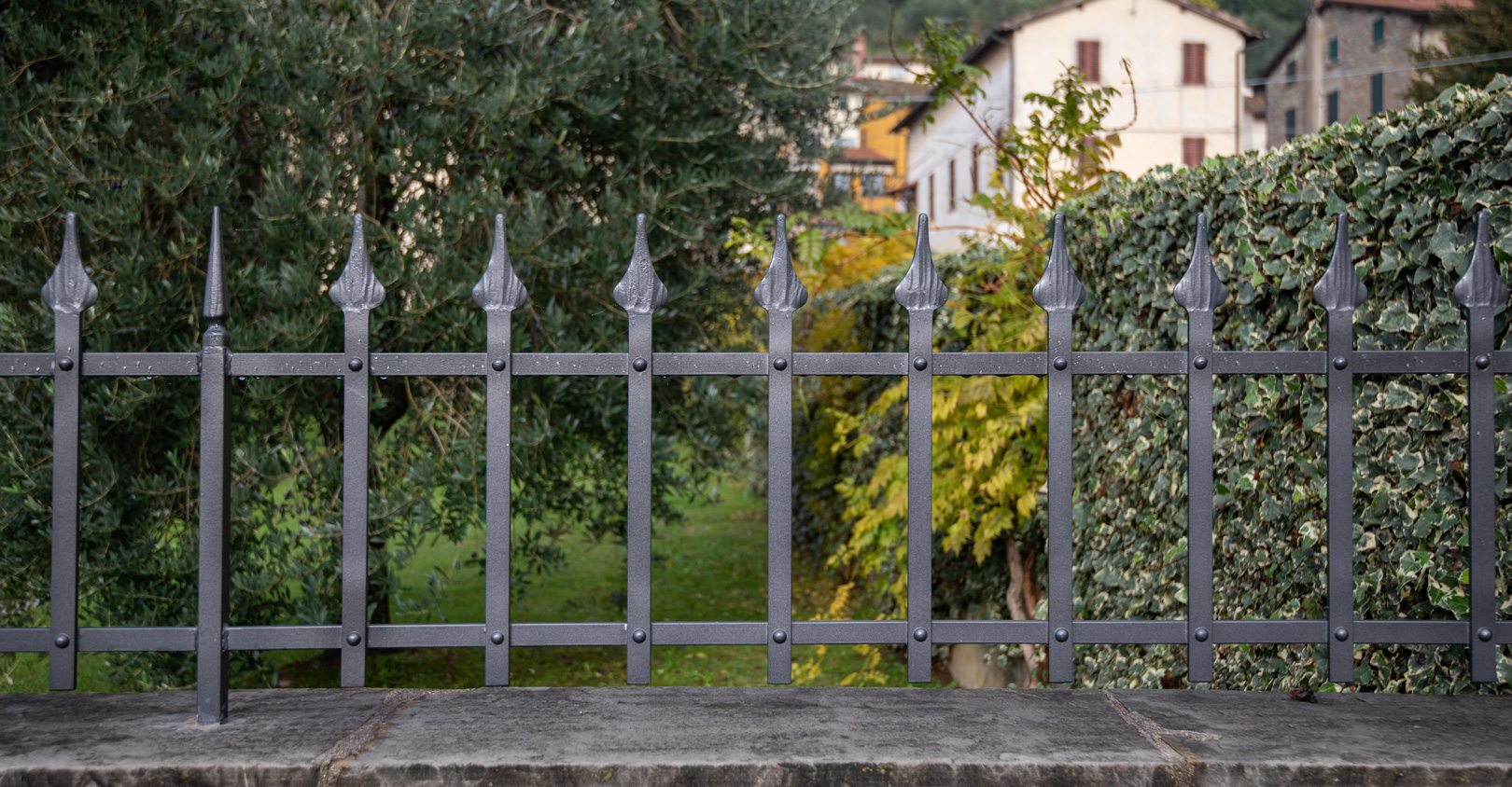 ringhiera-in-ferro-battuto-con-ribattini-1